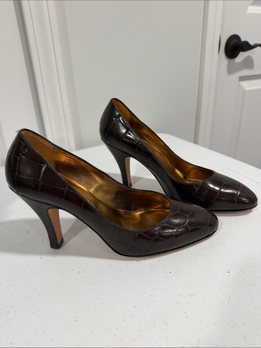 NWOT Due Farina Croc-Embossed Leather Dark Brown Women's Pointed Toe Heels.